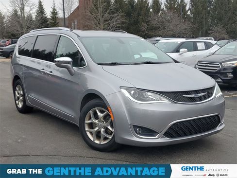 Used 2019 Chrysler Pacifica Limited image 32