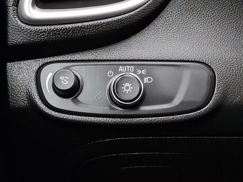 Used 2021 Chevrolet Trax LT w/ Redline Edition image 24