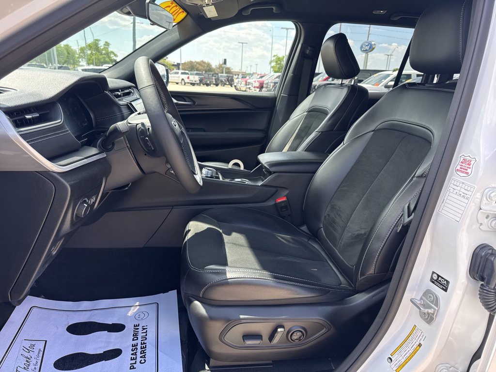 Certified 2025 Jeep Grand Cherokee Altitude AWD/4WD image 4