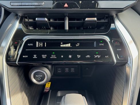 Used 2024 Toyota Venza Limited image 17