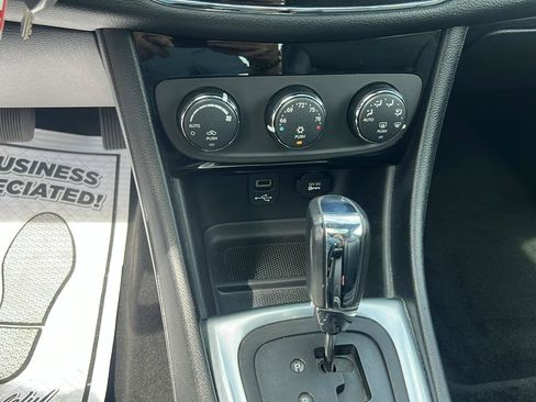 Used 2011 Chrysler 200 Limited FWD image 20