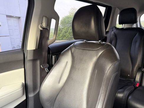 Used 2024 Kia Carnival LX FWD image 22