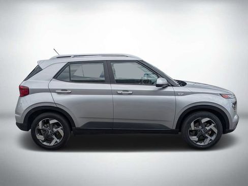 Used 2024 Hyundai Venue SEL FWD image 2