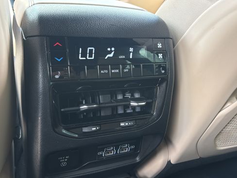 Used 2023 Jeep Grand Cherokee L Limited w/ Luxury Tech Group II RWD image 13