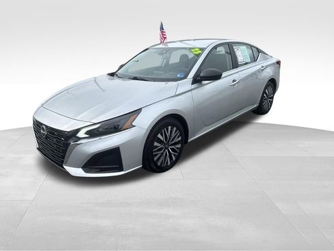 Used 2024 Nissan Altima 2.5 SV image 3