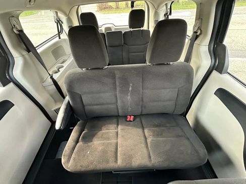 Used 2019 Dodge Grand Caravan SE w/ UConnect Hands-Free Group image 17
