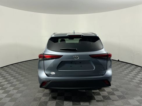 Used 2023 Toyota Highlander XLE FWD image 4