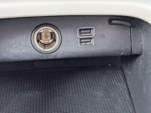 Used 2019 Volvo XC40 T5 Momentum image 25