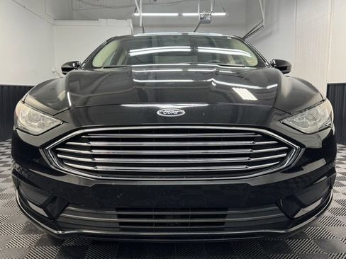 Used 2018 Ford Fusion SE w/ Fusion SE Technology Package image 2