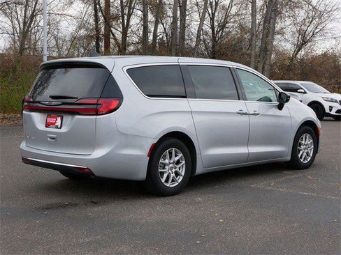 Used 2024 Chrysler Pacifica Touring-L image 7