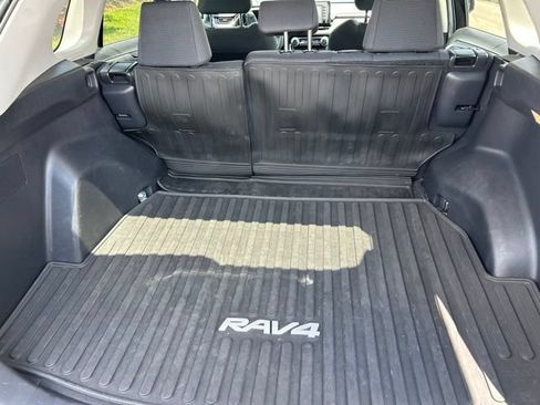 Used 2021 Toyota RAV4 LE AWD/4WD image 11