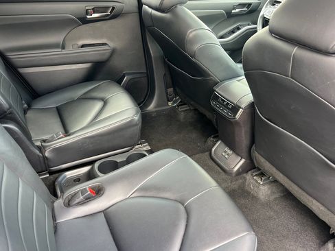 Used 2024 Toyota Highlander XLE image 18