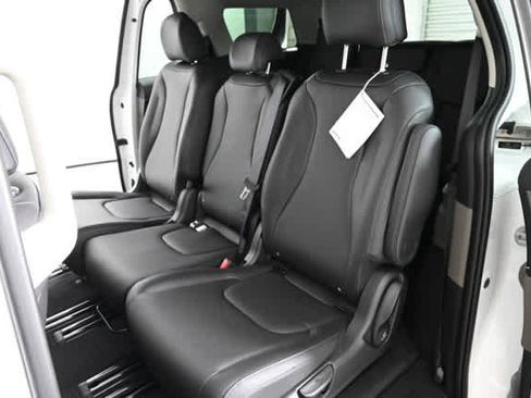 New 2026 Kia Carnival LXS image 13