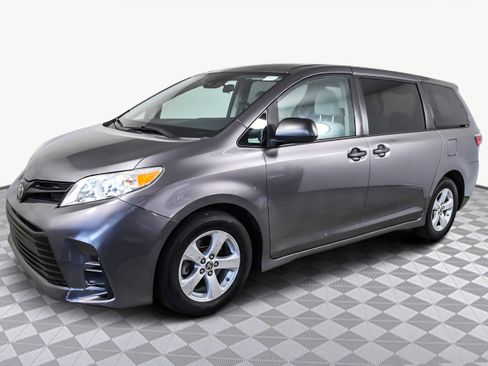 Used 2020 Toyota Sienna L image 4