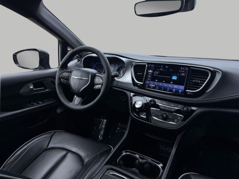 Used 2025 Chrysler Pacifica Limited FWD image 33