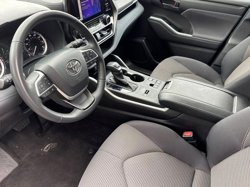 Used 2025 Toyota Highlander LE FWD image 4