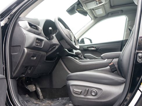 Used 2025 Toyota Highlander XLE image 14