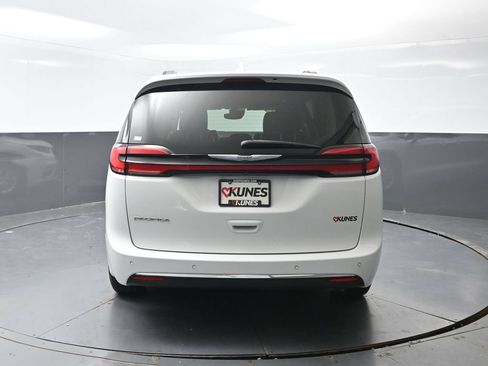 Used 2022 Chrysler Pacifica Touring-L FWD image 10