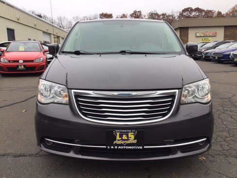 Used 2015 Chrysler Town & Country Touring w/ Driver Convenience Group image 2