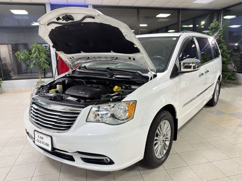 Used 2016 Chrysler Town & Country Touring-L image 59