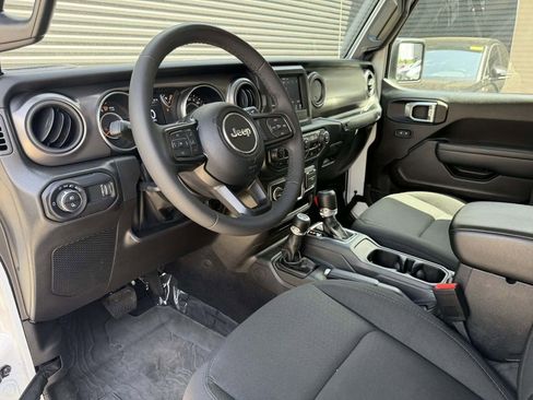 Used 2023 Jeep Gladiator Sport AWD/4WD image 14