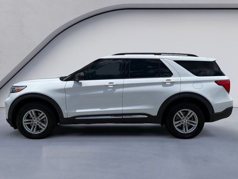 Used 2022 Ford Explorer XLT w/ Equipment Group 202A AWD/4WD image 2