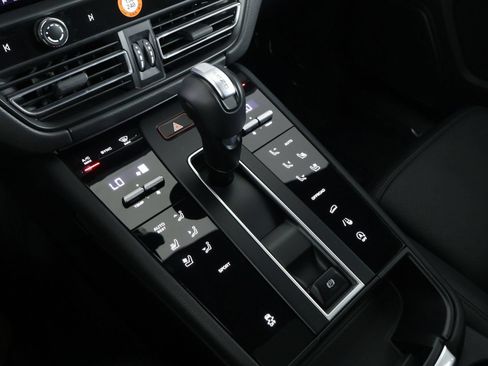 Certified 2026 Porsche Macan AWD/4WD image 18