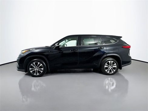 Used 2021 Toyota Highlander XLE image 5