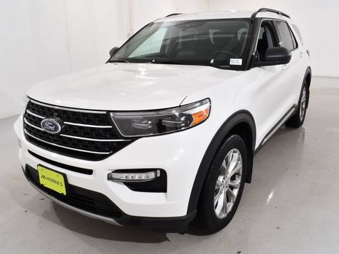 Used 2022 Ford Explorer XLT w/ Equipment Group 202A AWD/4WD image 2