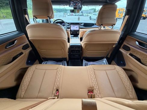 Used 2023 Jeep Grand Cherokee Summit AWD/4WD image 65