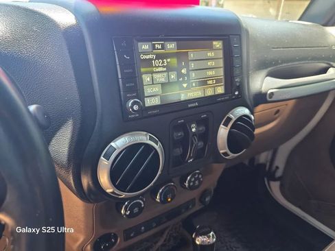 Used 2016 Jeep Wrangler Unlimited Sahara w/ Connectivity Group AWD/4WD image 19