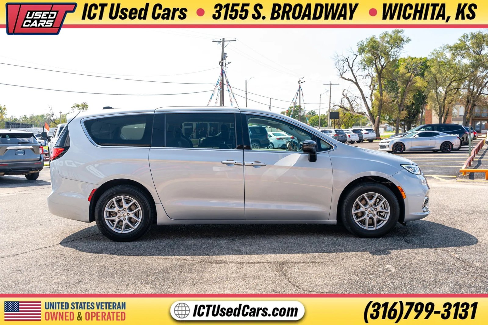Used 2024 Chrysler Pacifica Touring-L FWD image 8