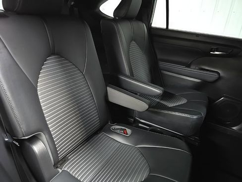 Used 2021 Toyota Highlander XSE AWD/4WD image 17