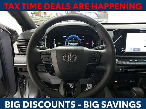 Used 2025 Toyota Camry SE image 6