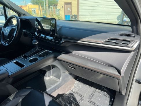 Used 2021 Toyota Sienna XSE w/ XSE Plus Package image 16
