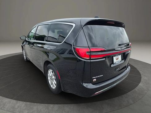 Used 2024 Chrysler Pacifica Touring-L FWD image 3
