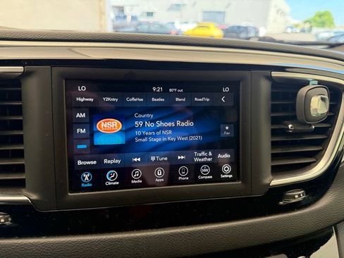 Used 2020 Chrysler Pacifica Touring w/ S Appearance Package image 23