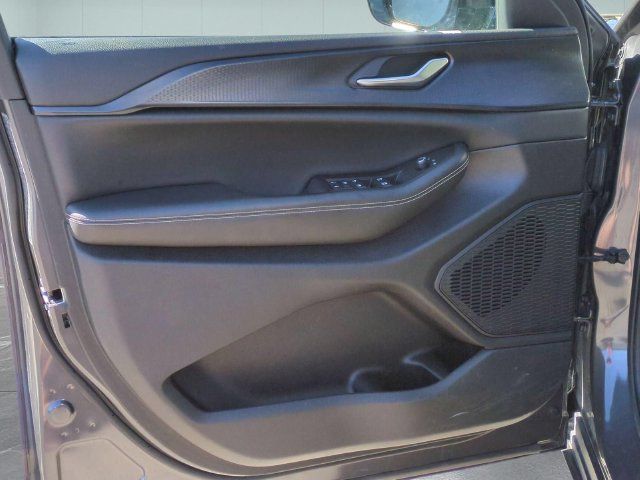 Used 2023 Jeep Grand Cherokee Altitude AWD/4WD image 14
