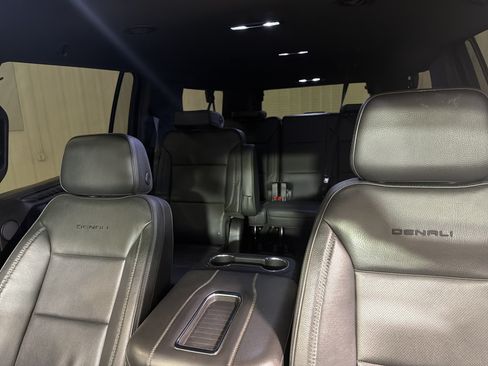 Used 2022 GMC Yukon XL Denali AWD/4WD image 16