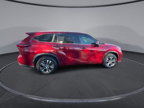 Used 2023 Toyota Highlander XLE image 16