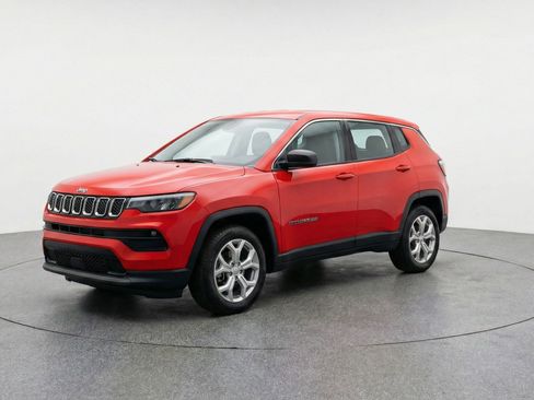 Used 2025 Jeep Compass Latitude AWD/4WD image 3