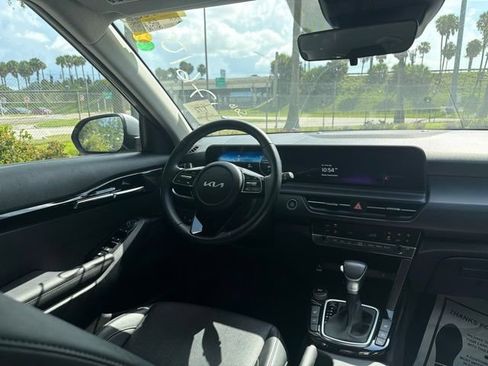 Used 2025 Kia Seltos EX FWD image 8