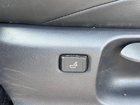 Used 2019 Toyota C-HR Limited FWD image 10
