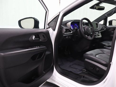 Used 2025 Chrysler Pacifica Select FWD image 11