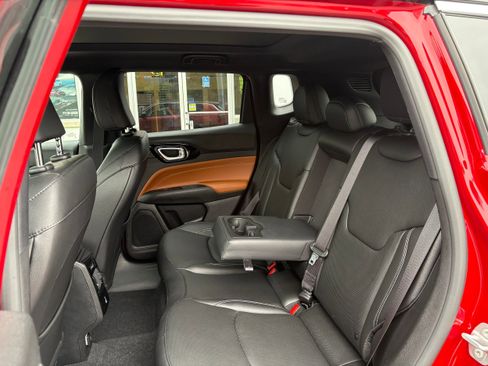 Certified 2025 Jeep Compass Limited w/ Elite Group AWD/4WD image 12
