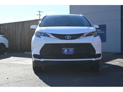 New 2025 Toyota Sienna LE image 4