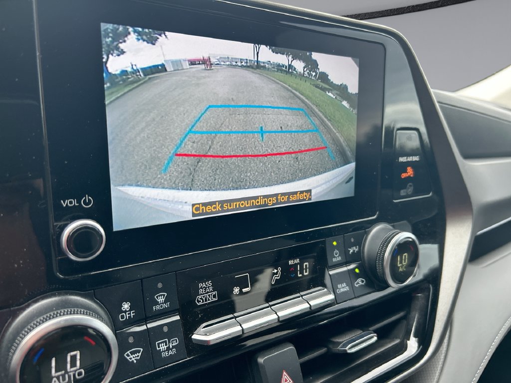 Used 2024 Toyota Highlander LE FWD image 23