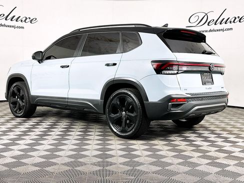 Used 2025 Volkswagen Taos SE AWD/4WD image 4