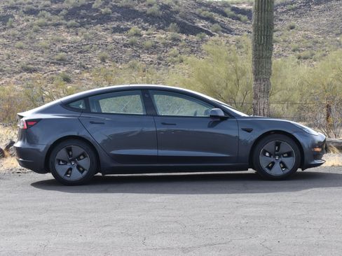 Used 2023 Tesla Model 3 Standard Range image 9