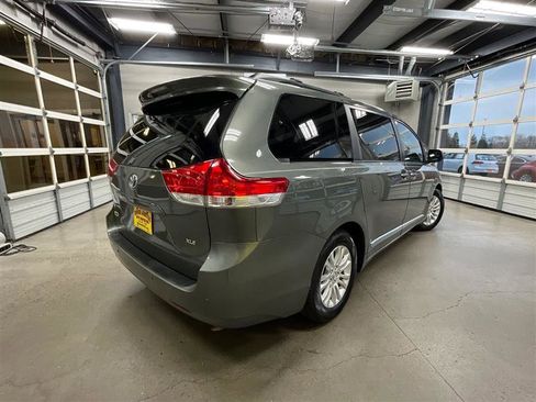 Used 2011 Toyota Sienna XLE w/ Premium Pkg image 5